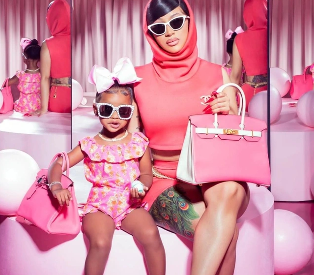 Con gái của Cardi B được mẹ diện cho rất nhiều đồ hiệu