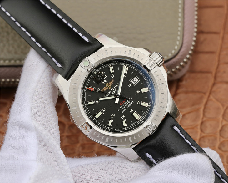 Đặc điểm đồng hồ GF Breitling Colt 44mm replica dây đeo da màu đen