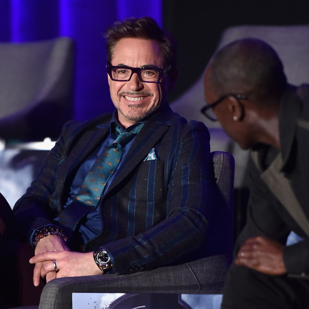 Độ chịu chơi của Robert Downey Ir tại buổi công chiếu Avengers với siêu phẩm đồng hồ trên tay