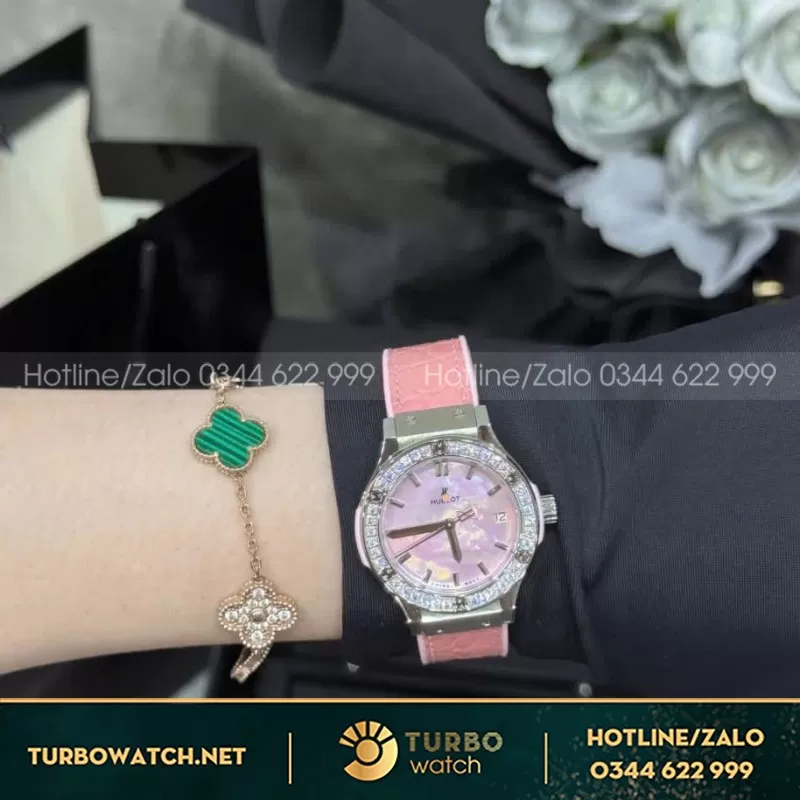 Đồng Hồ Hublot Classic Fusion Rep 11 Mặt Khảm Xà Cừ Màu Hồng Đính Kim Cương Moissanite 33mm