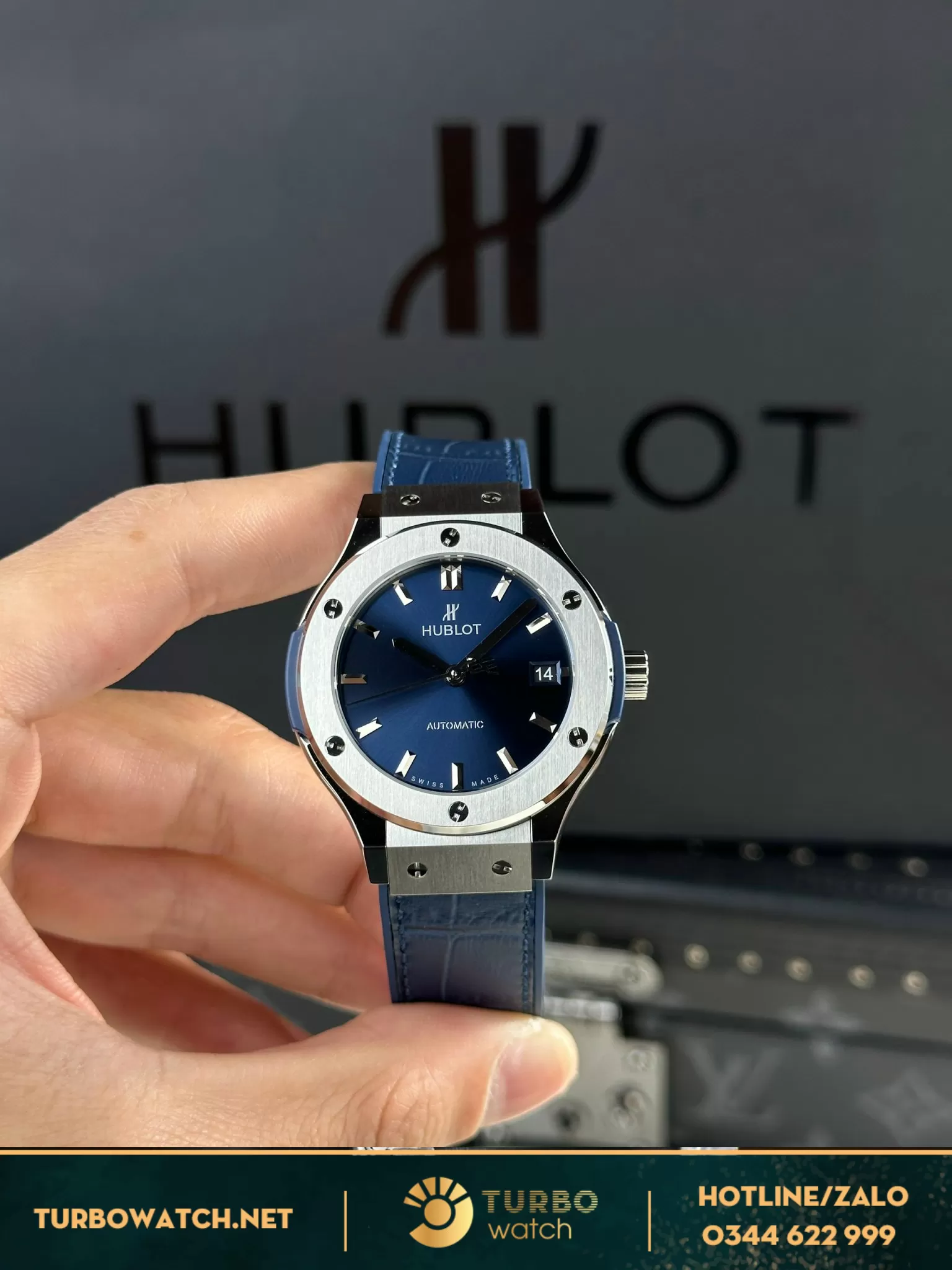 Đồng hồ Hublot Classic Fusion titanium 38mm mặt xanh