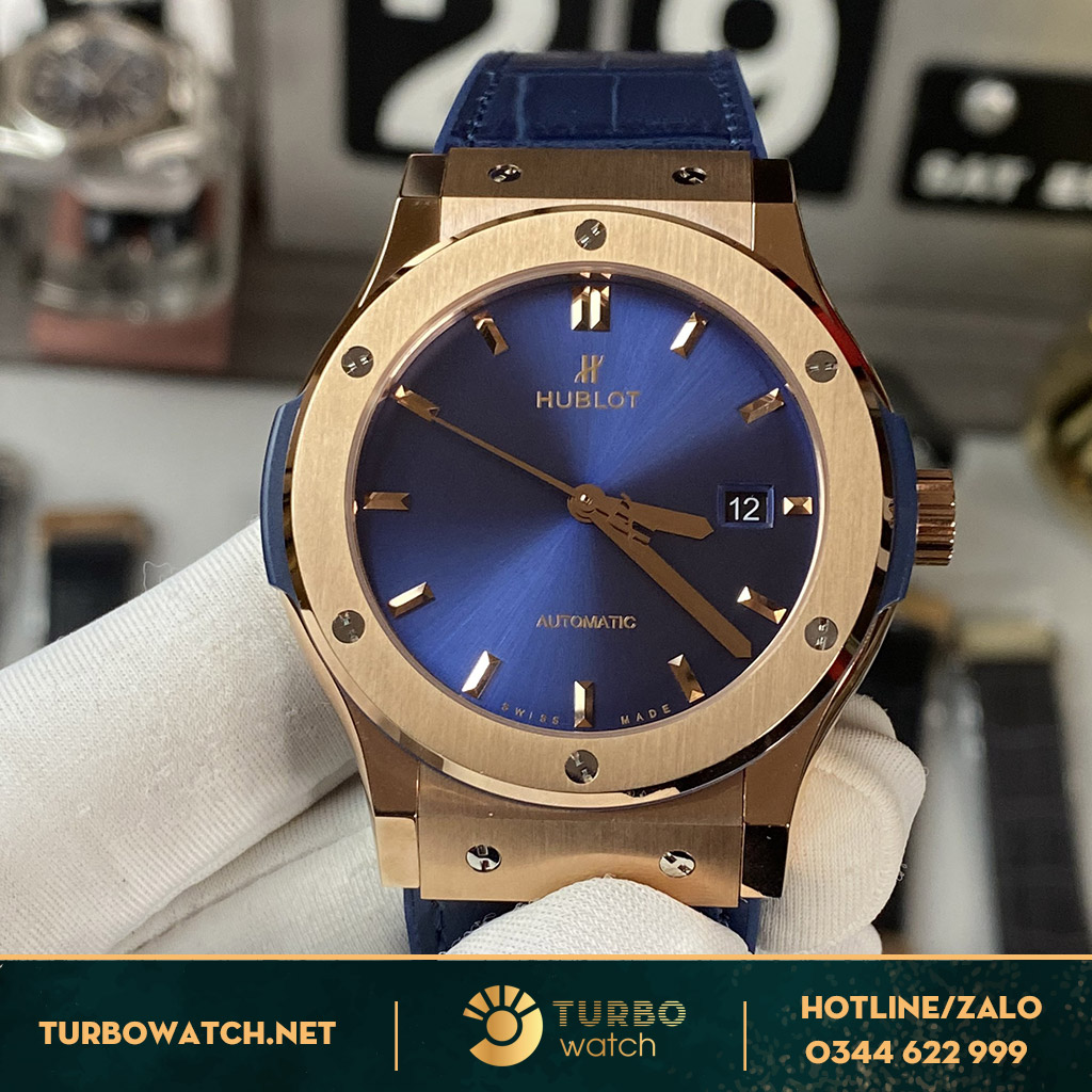 Mặt đồng hồ Sapphire tựa như cả một vùng đại dương mênh mông đầy bí ẩn
