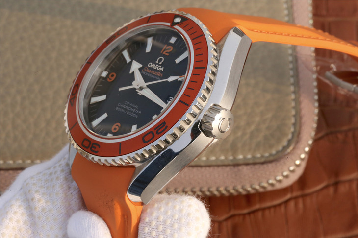 Đồng hồ Omega Planet Ocean 600m replica độc đáo với dây đeo cao su màu cam