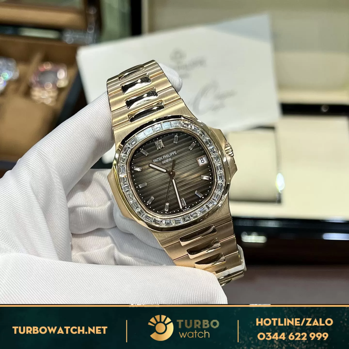 Đồng hồ patek philippe nautilus 5723r chế tác vàng khối kim cương thiên nhiên baguette 