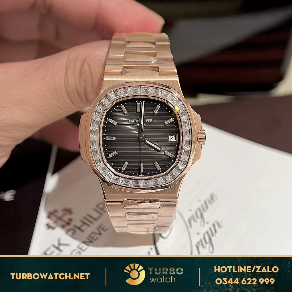 Đồng Hồ Patek Philippe Nautilus Super Fake 5723/1R-010 Diamods Bagutte 