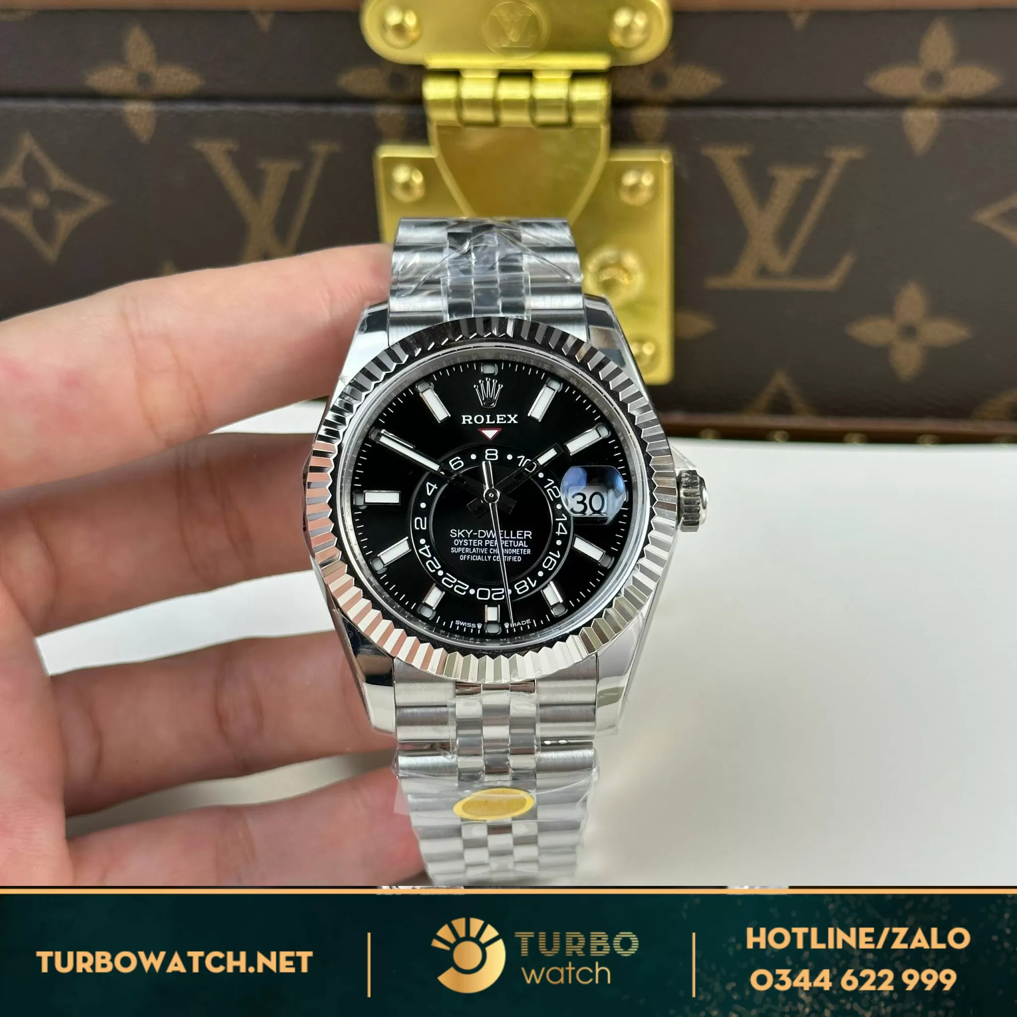 Đồng hồ Rolex Sky-Dweller 326934 mặt đen rep 11