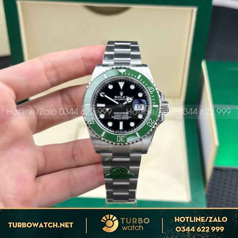 Đồng Hồ Rolex Submariner Date “Starbuck” 126610LV trang bị bộ máy Caliber 3235 phiên bản siêu tinh xảo,được thiết kế với cơ chế Free-Sprung và loại bỏ cần gạt truyền thống