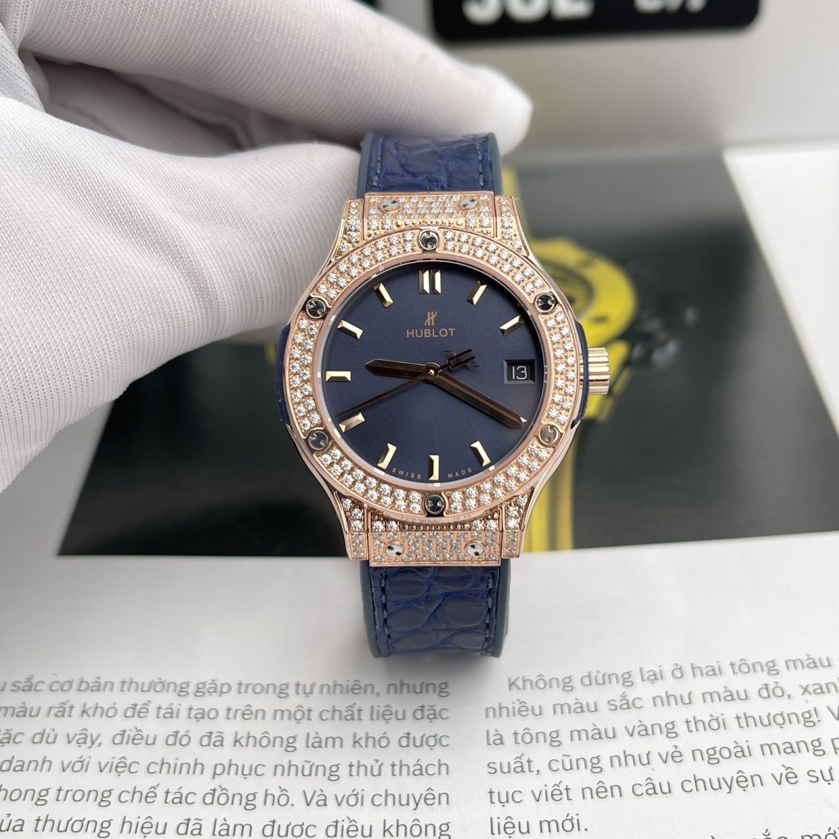 Vẻ đẹp của chiếc Hublot classic màu xanh dương khiến chúng ta như lạc vào biển cả
