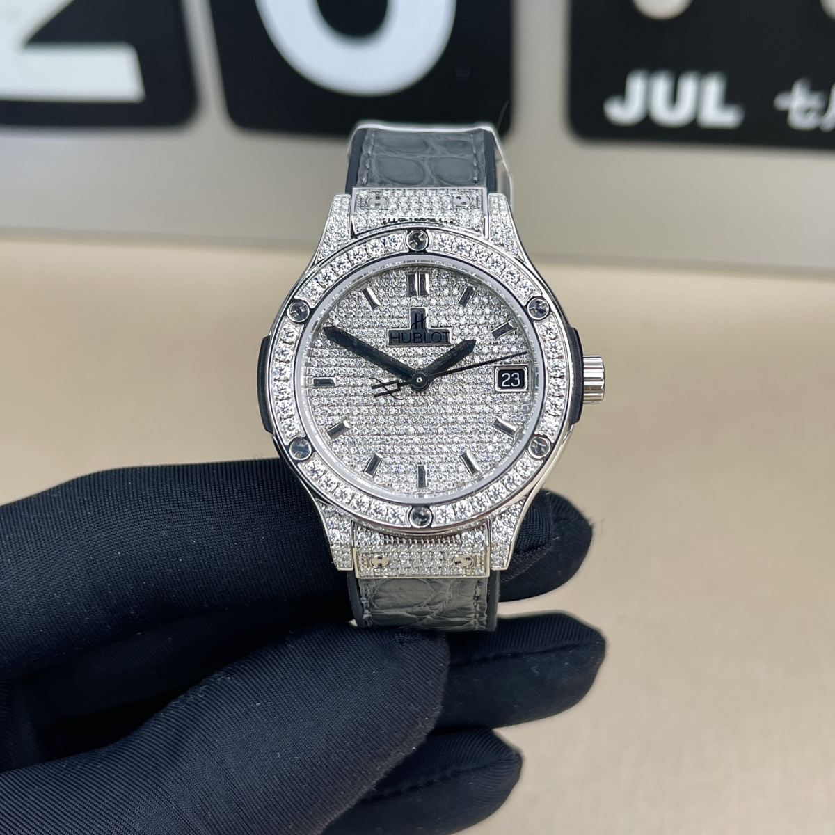 Mẫu đồng hồ Hublot full kim cương luôn được chị em yêu thích
