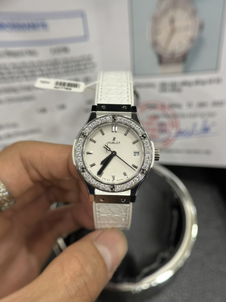 Màu trắng thanh lịch nhưng không kém phần phong cách,đẳng cấp từ thiết kế đến chất liệu
