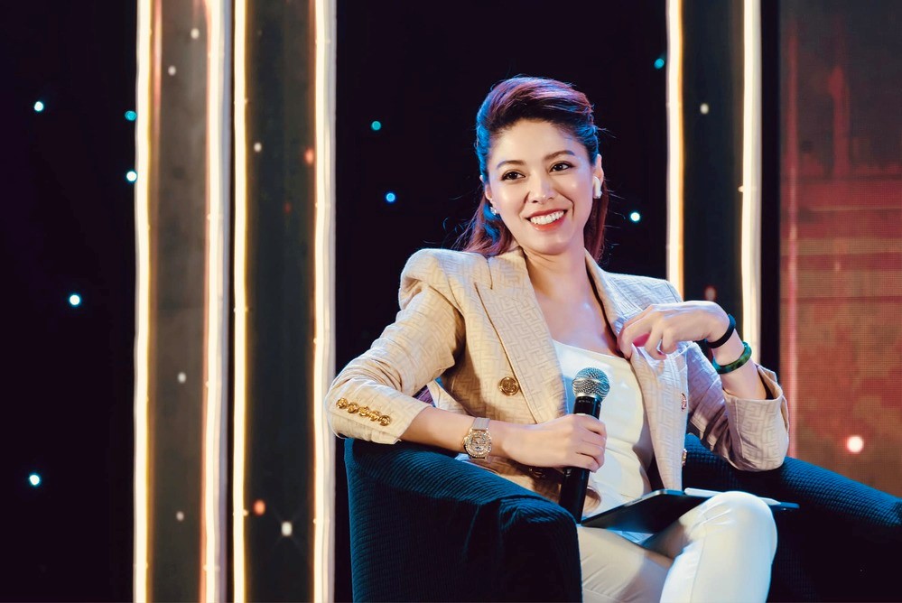 Nữ MC gia thế khủng Dương Ngọc Trinh sở hữu đồng hồ gì?