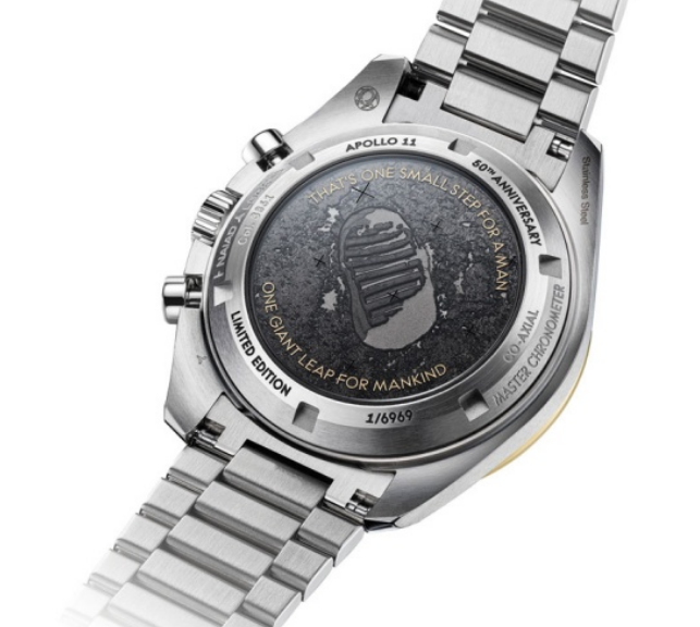 Mặt sau của đồng hồ Omega Speedmaster