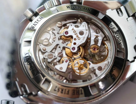 Cận cảnh cỗ máy đồng hồ Omega Speedmaster