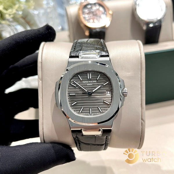 Có gì khác nhau giữa Patek Philippe Nautilus 5711r fake 1 vs. 5711G fake 1