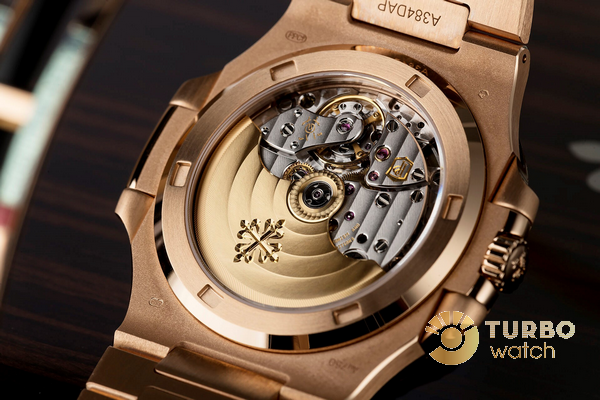 Đồng hồ Patek Philippe Nautilus 5711r fake 1 vs. 5711G fake 1 có những nét tương đồng