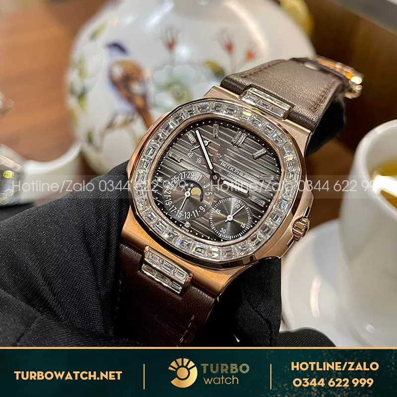Patek philippe nautilus 5724r chế tác vàng khối rose gold kim cương baguette