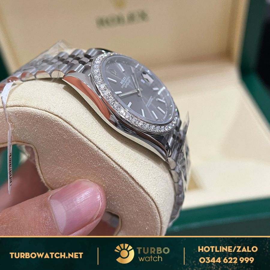 Đồng Hồ Rolex Datejust 126334 Mặt Xanh Navy khung vỉ nổi bật