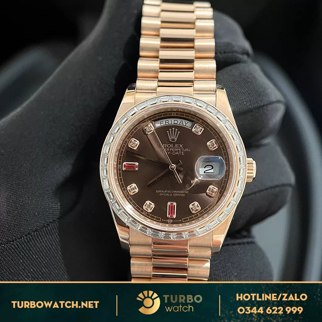 Rolex Day-Date Super Fake 36 118235 Mặt Số Chocolate Đá Ruby Đỏ Viền Kim Cương 