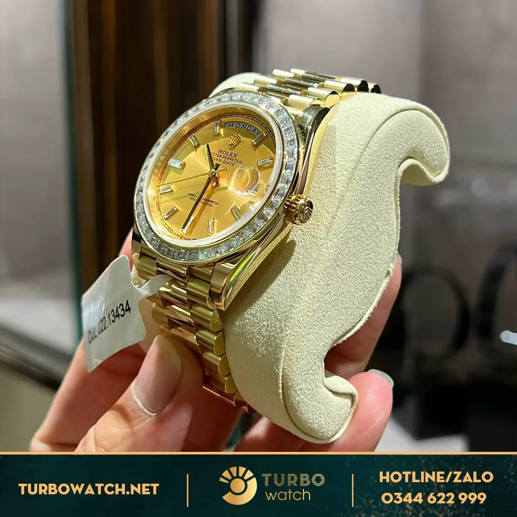 Rolex daydate bọc vàng độ kim cương moissanite baguette