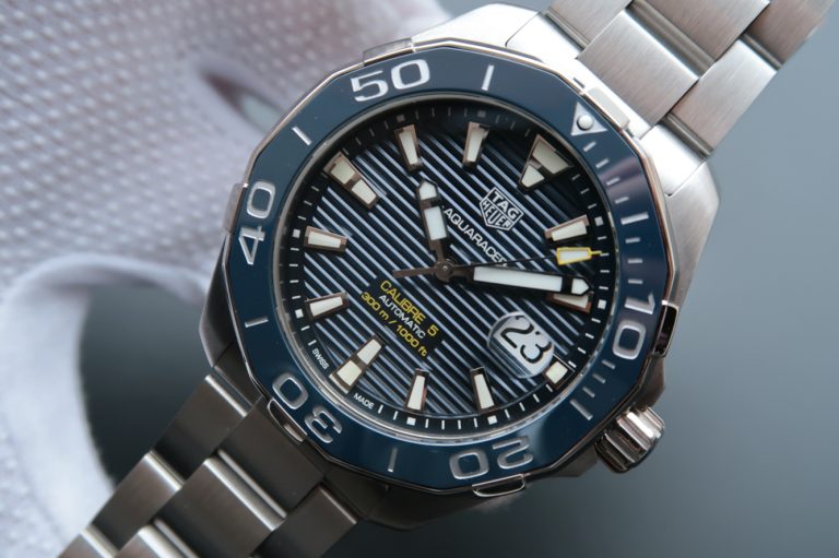Trải nghiệm thú vị với đồng hồ Tag Heuer Aquaracer Calibre 5 super fake