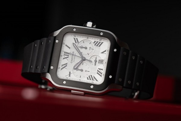Mặt số cuốn hút và thanh lịch của mẫu Cartier Santos de Cartier Chronograph Replica